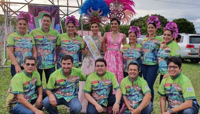 Romy Paz junto con la reina del Carnaval de La Guardia y los Chirapas Jrs.