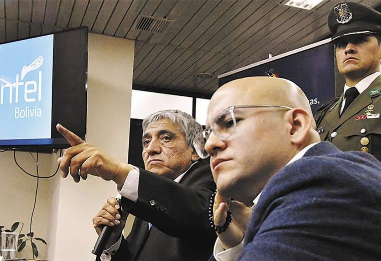 Iván Arias, ministro de Obras Públicas, y Elio Montes, nuevo gerente general de Entel. Foto: APG NOTICIAS