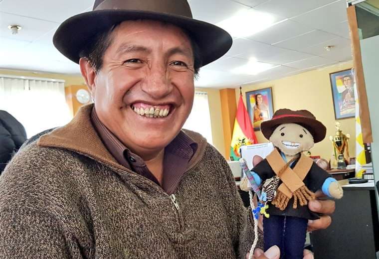 Rafael Quispe lució el muñeco en sus redes sociales