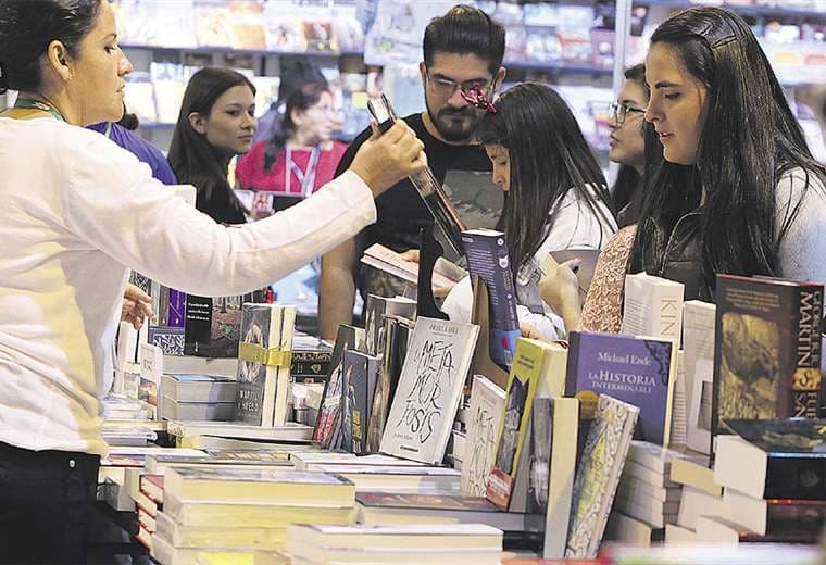 La Feria Internacional del Libro de Santa Cruz es la época del año en que más títulos solicitan los lectores. Foto: HERNÁN VIRGO