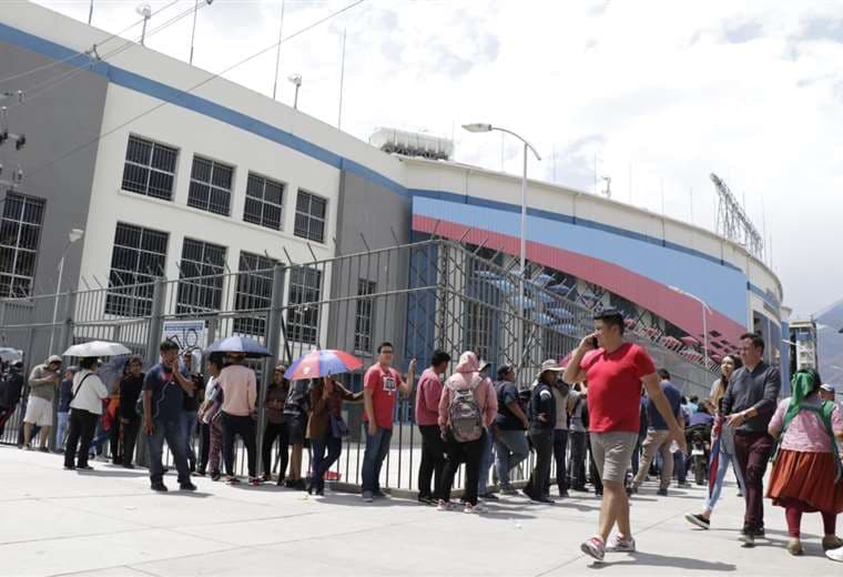 Aficionados de Wilstermann en afueras del estadio Félix Capriles de Cochabamba. Foto: APG