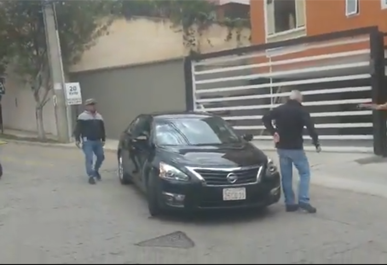Encapuchados a bordo de vehículos de la embajada de España intentaron ingresar a la residencia de la embajadora mexicana. Foto: Captura de pantalla