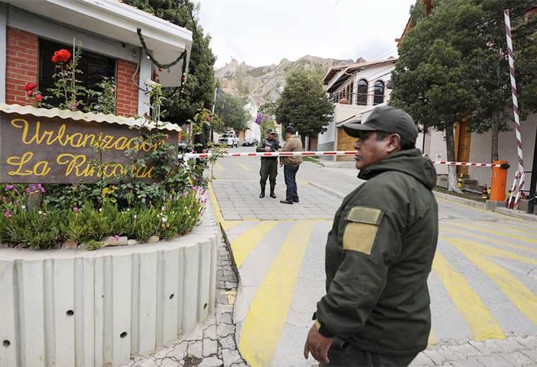 Ayer, vecinos denunciaron la presencia de encapuchados en la casa de la embajadora. Foto: AFP