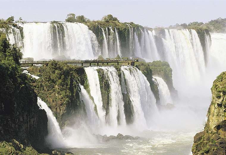 Imponente. Las caídas de agua de las cataratas del Iguazú se extienden por más de dos kilómetros y medio en la zona fronteriza entre Brasil y Argentina.