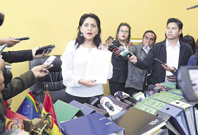 Gisela López, exministra de Comunicación, cuando mostraba algunos de los contratos. Foto: ARCHIVO