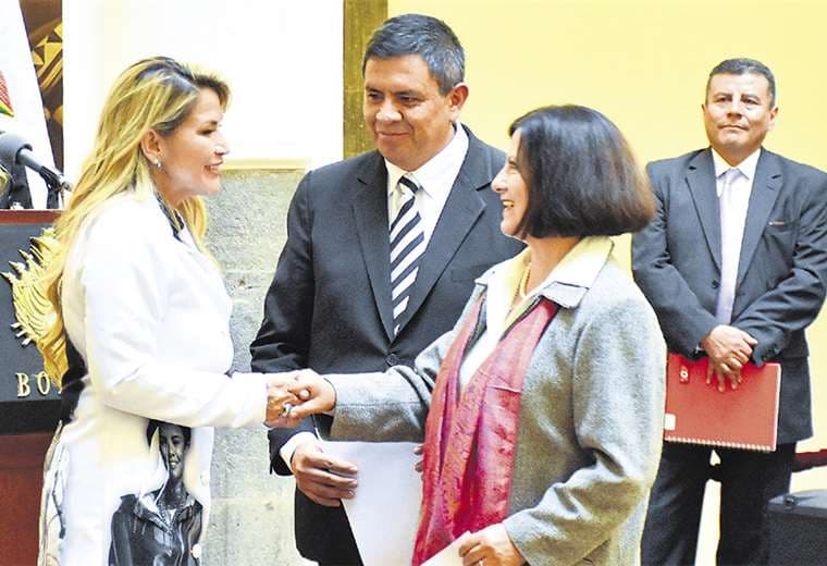 Áñez saludó a los vocales Ana María Villarroel (Cochabamba) y Luis Fernando Arteaga (La Paz) en Palacio. Foto: APG NOTICIAS