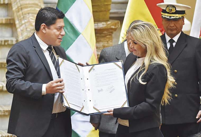 Jeanine Áñez y el ministro de Justicia, Álvaro Coimbra, presentan la RM N.º 140 en Palacio de Gobierno. Foto: APG NOTICIAS 