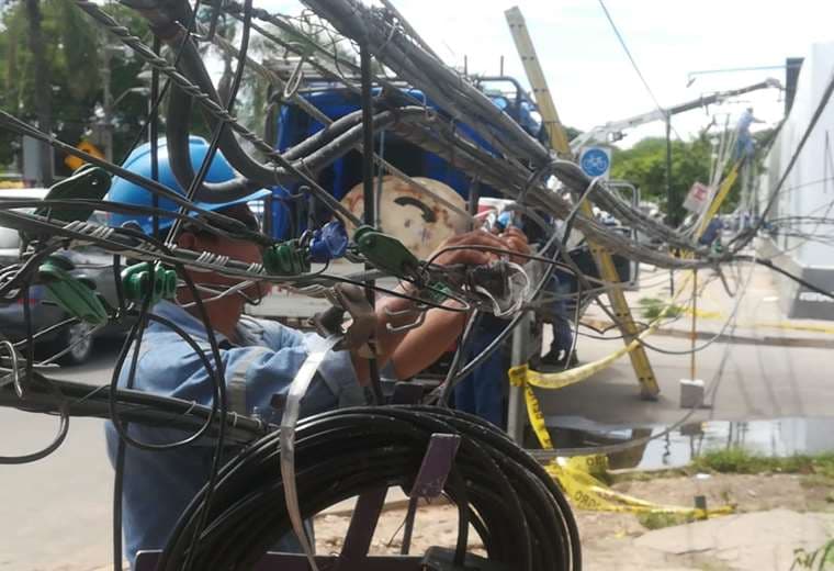 Los cables de las telefónicas fueron los más afectados por el impacto. Foto: Ricardo Montero