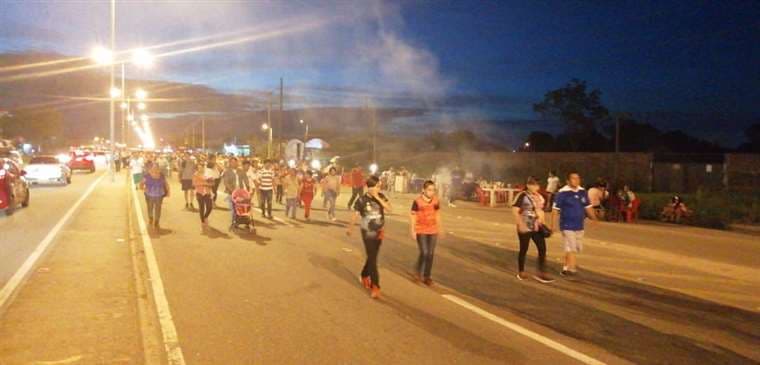Los feligreses caminan rumbo a Cotoca. Foto: Leyla Mendieta