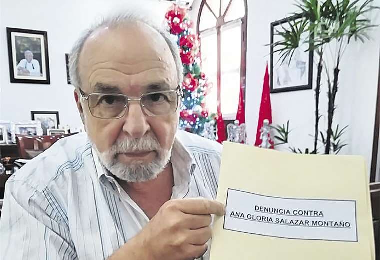 El secretario municipal Jorge Landívar muestra la denuncia