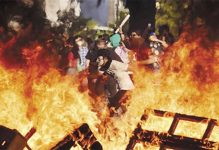 Las protestas continúan en Santiago y otras ciudades de Chile pese a la convocatoria a una reforma de la CPE. Foto: AFP