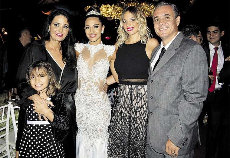  En familia. Natalia Cronenbold y Rubén Tufiño, con Diaraí, Aitana y Taliana