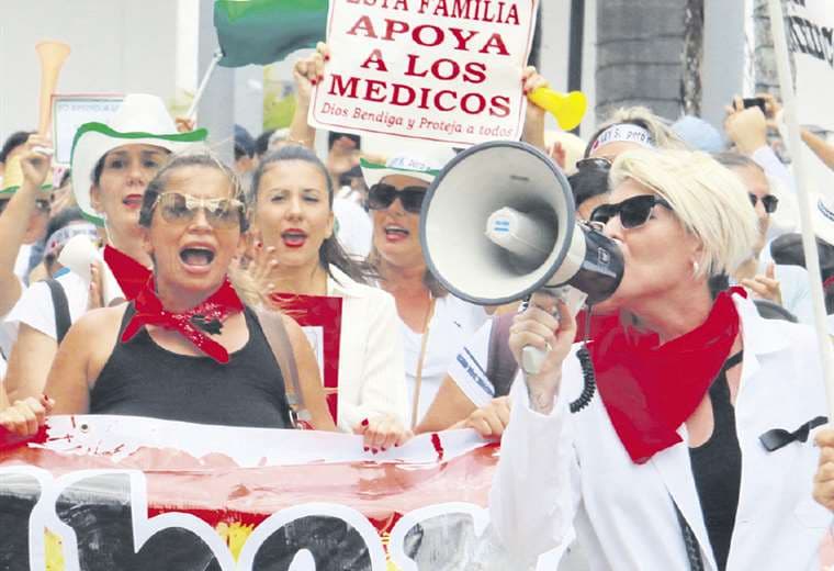 Los médicos protestaron por más de 70 días por el seguro universal. Foto: APG