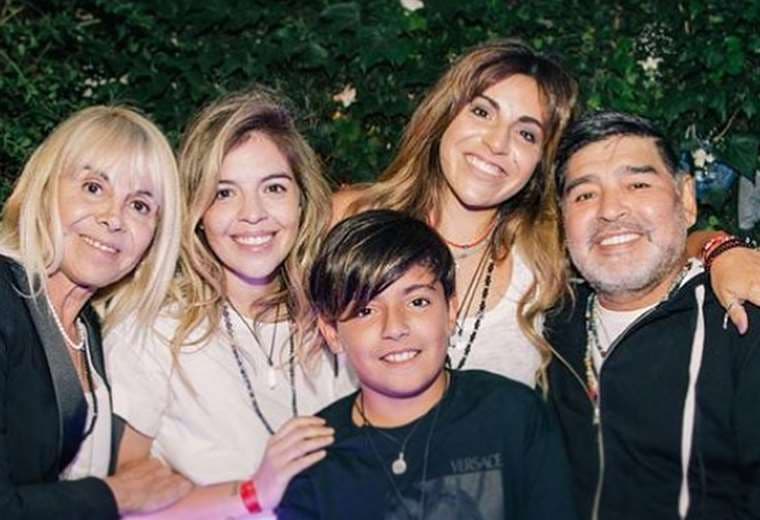 Claudia Villafañe, Dalma, Giannina, Diego Armando Maradona junto a su nieto Benjamín Agüero volvieron a reunirse en una foto familiar. Foto: Instagram
