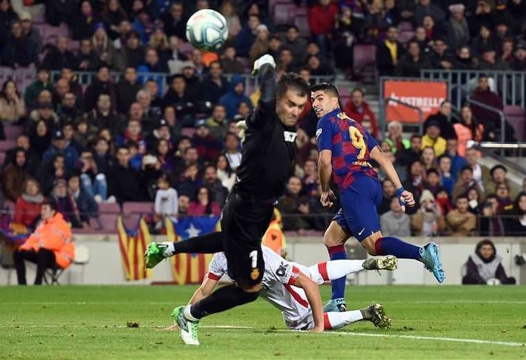 Gol de taco de Luis Suárez para el cuarto del Barcelona. Foto: AFP