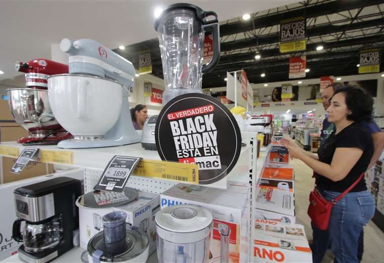 Actividad. La campaña de venta Black Friday, en la temporada de fin de año, dinamiza la economía e impulsa las ventas en varios negocios de la ciudad. Foto: Hernán Virgo