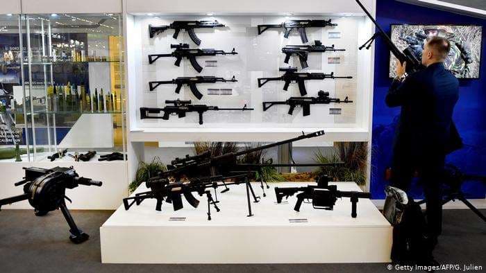 Exhibición de fusiles en París 
