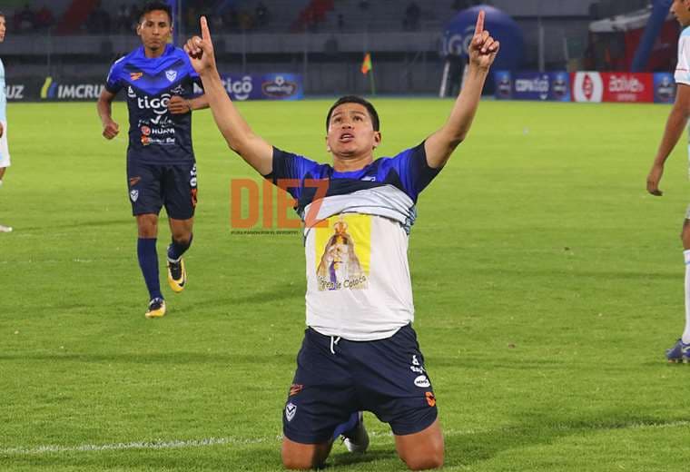 Saucedo celebra su gol a Aurora y se la dedica a la Virgen de 'Cotoca'. Foto: Etzhel A. Llanque