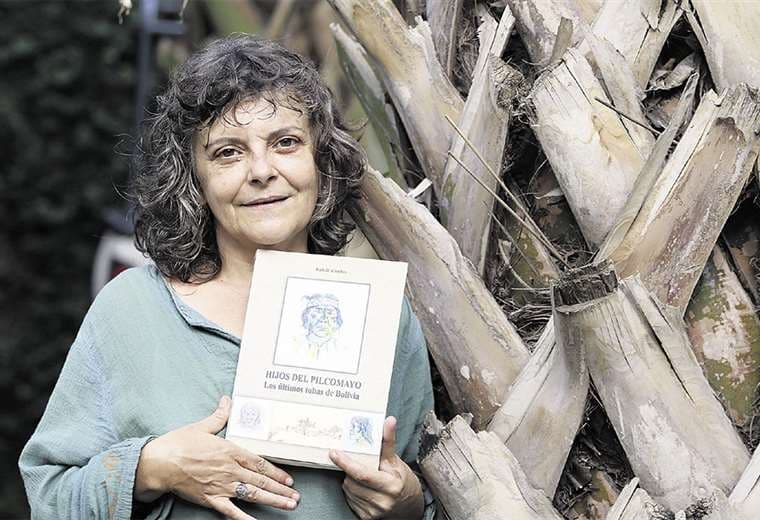 Isabelle Combès con el libro ‘Hijos del Pilcomayo’. Foto: Hernán Virgo