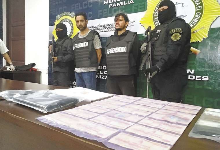 Los detenidos fueron descubiertos justo cuando sacaban dinero de un cajero de la avenida Brasil. La Policía rescató Bs 28.000 de una mochila. Foto: Guider Arancibia