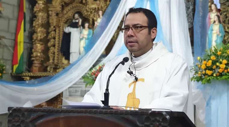 Padre Ben Hur Soto, secretario para la Pastoral de la Conferencia Episcopal Boliviana, en la misa de este domingo en la Basílica menor de San Francisco | Foto: ABI