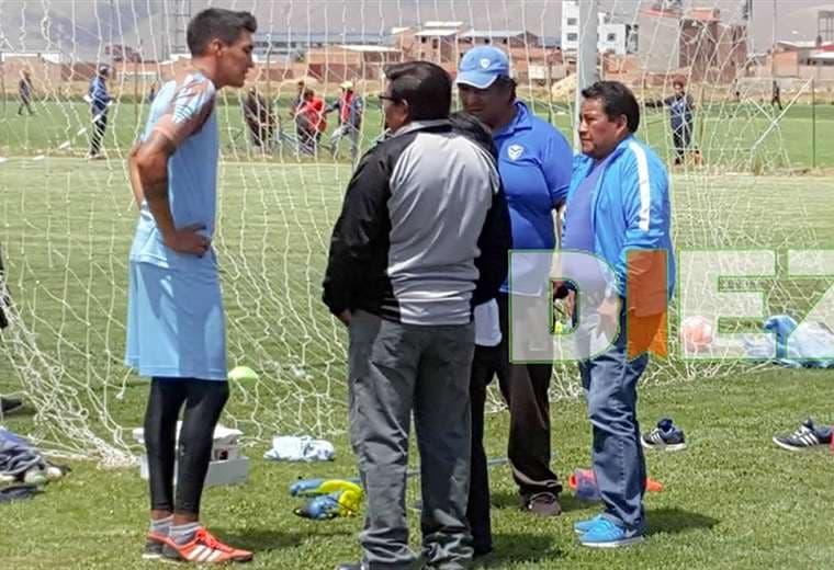 El gobernador de Oruro, Zenón Pizarro, llegó para conversar con los futbolistas. Foto: Etzhel Llanque
