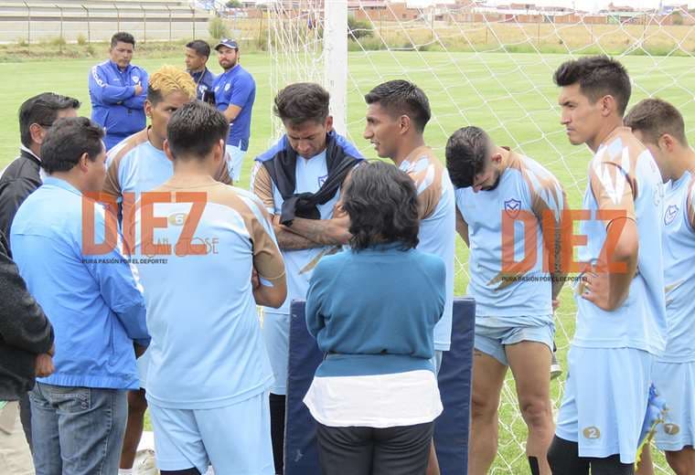 Los jugadores de San José explican su situación al Gobernador de Oruro, Zenán Pizarro. Fue su última práctica. Foto: Etzhel A. Llanque