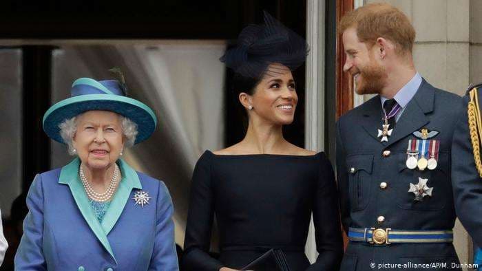 La reina de Inglaterra reúne a la familia por la crisis del "Megxit"