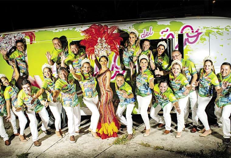 ¡Fuerza Chirapas Jrs.! Los entusiastas carnavaleros junto a su reina Romy Paz