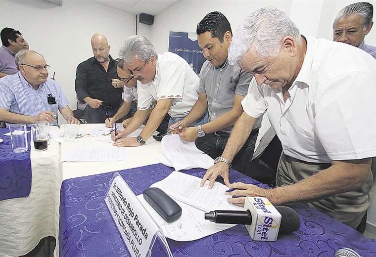 Los ministros Rojo y Ordóñez sellaron con una firma el acuerdo con los empresarios. Foto: HERNÁN VIRGO