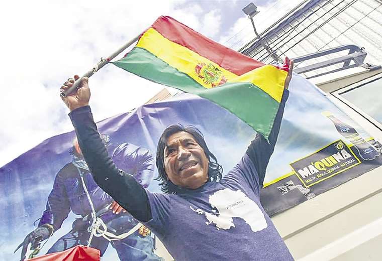 Bernardo Guarachi levanta la tricolor a su arribo a La Paz, después de escalar el Vinson, en la Antártida. Foto: APG NOTICIAS