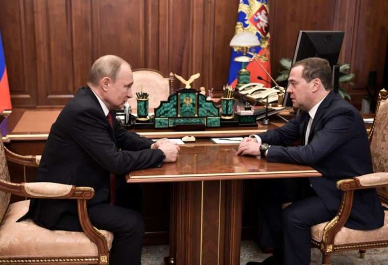 El primer ministro y expresidente ruso Dimitri Medvedev presentó este miércoles su renuncia y la de todo su gobierno al presidente Vladimir Putin