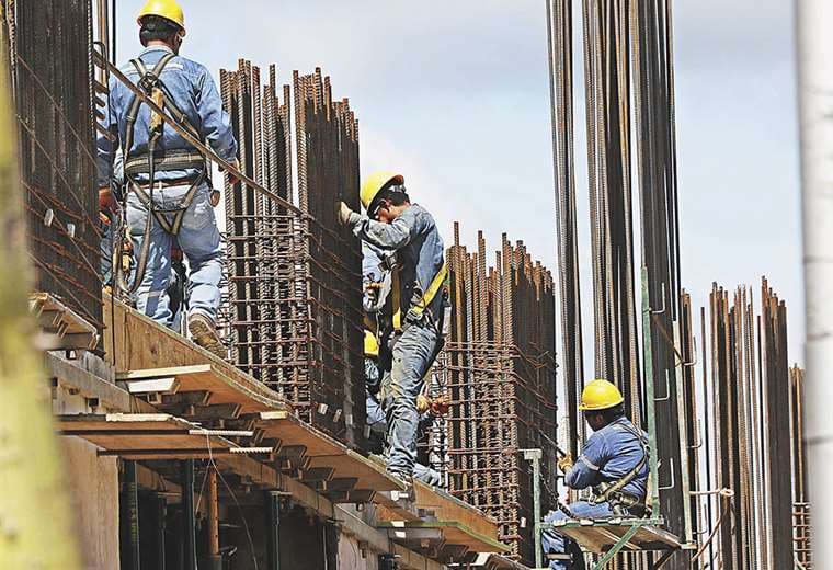 El 1 de mayo del año pasado, los trabajadores recibieron un 4% de incremento en la escala salarial. Foto: Jorge Ibáñez