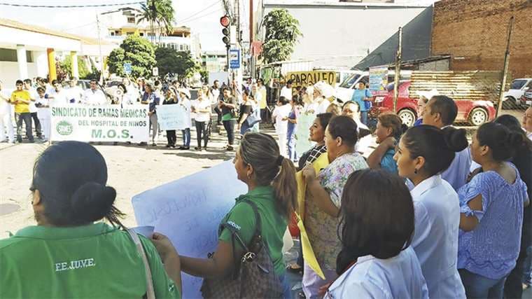 Médicos, trabajadores y juntas vecinales estuvieron en la protesta