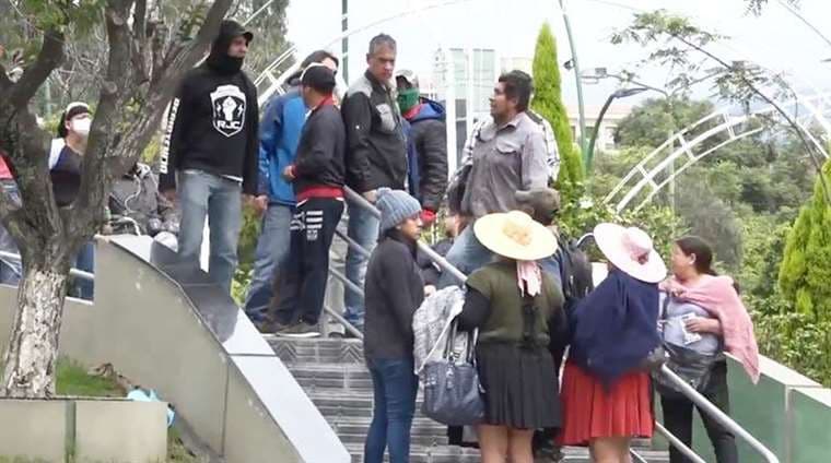 Miembros de Resistencia Juvenil expulsan a personas de una plaza en Cochabamba