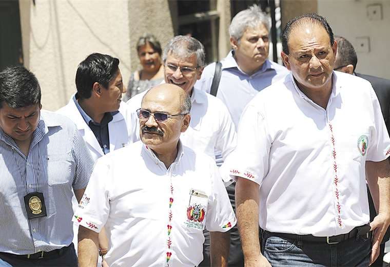El ministro de Salud, Aníbal Cruz, ingresa al hospital de la CNS