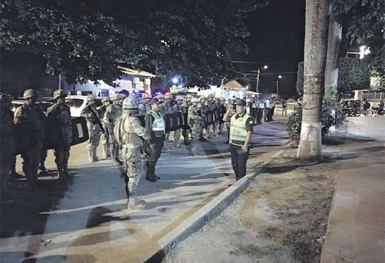 Policías y militares ocuparon anoche las calles de la población de Yapacaní
