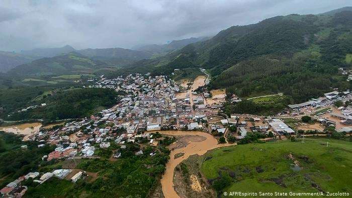 El agua a consecuencia de las lluvias ingresó a muchas viviendas. Foto: AFP