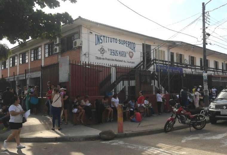 En el colegio José Malky se pueden ver filas de personas en busca de cupo. (Foto: Juan Delgadillo)