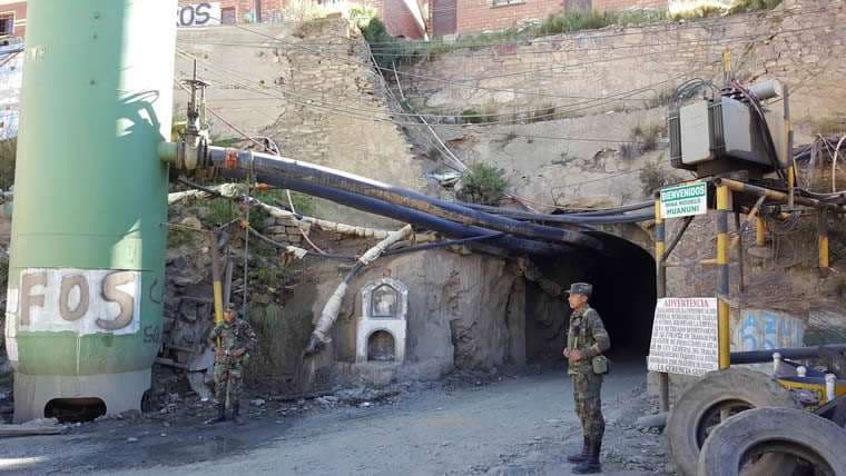 Ingreso a una mina del cerro Posokoni | Foto: Archivo EL DEBER