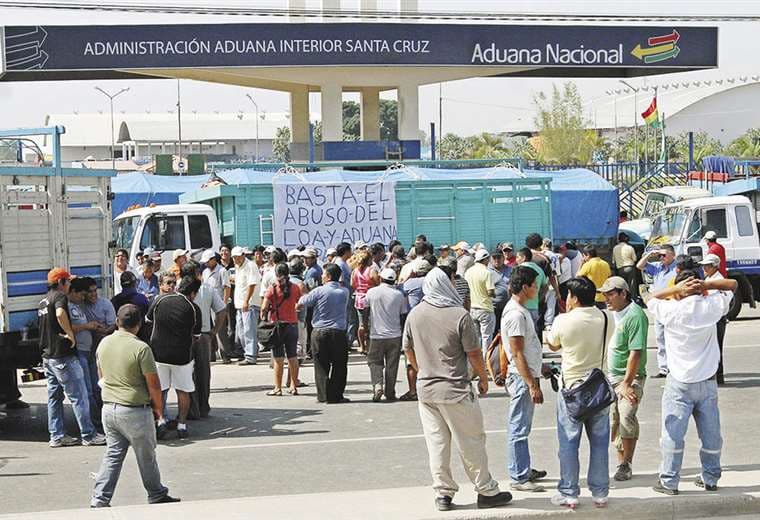 El transporte pesado ha hecho varias protestas en contra del supuesto abuso de la Aduana. Foto: ELDEBER