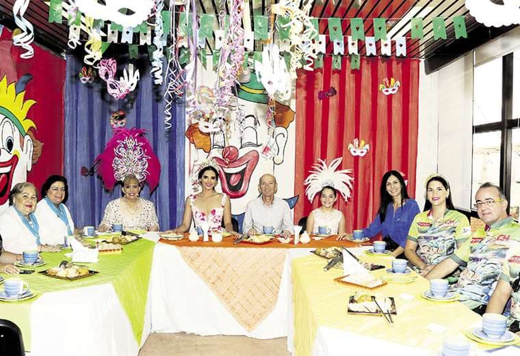 En la mesa Juan Carlos Rivero (al centro), con las reinas y sus chaperones y acompañantes . Fotos: Ángel Farell y Hernán Virgo