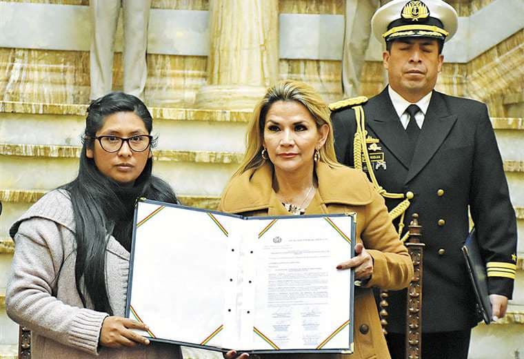 Jeanine Áñez promulgó la ley de prórroga durante la tarde de ayer en el Palacio Quemado. Foto: APG NOTICIAS