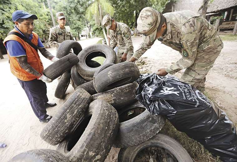 Soldados colaboran con las labores de destrucción de criaderos de mosquito. Foto: Rolando Villegas