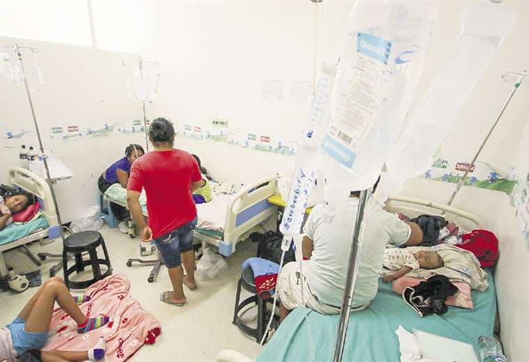 Así estaba ayer Pediatría del hospital del Plan Tres Mil. Pacientes comparten camas y colchones en el piso. Foto: Jorge Gutiérrez