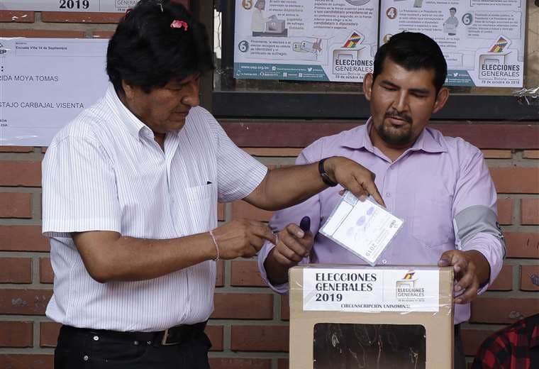El pasado 20 de octubre Evo Morales votó en el trópico de Cochabamba, ahora está refugiado en Argentina. Foto: APG