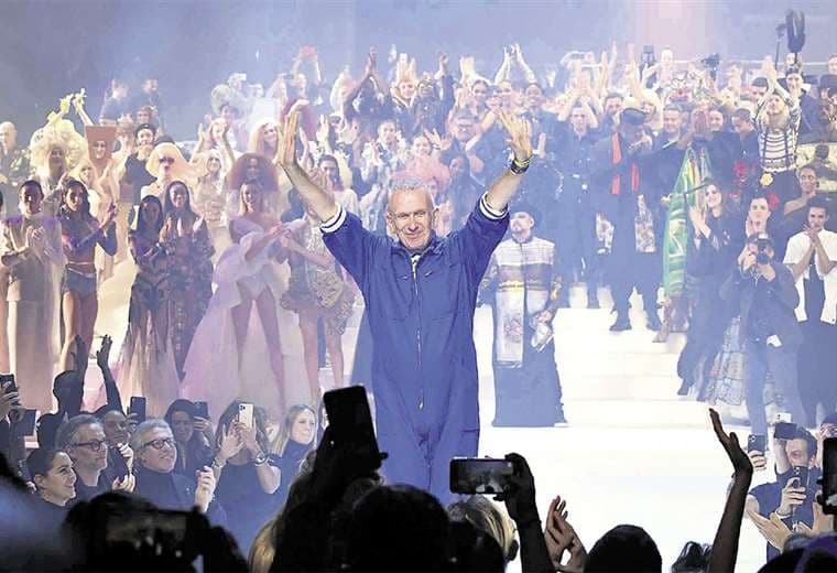 Despedida. Gaultier es aplaudido al finalizar su último desfile