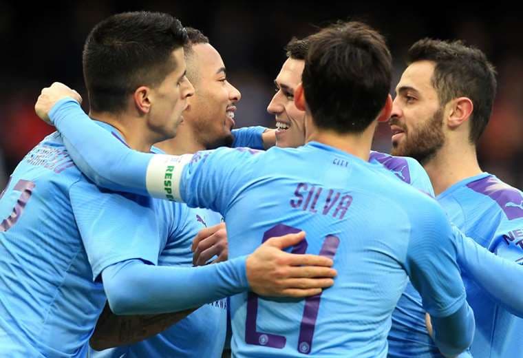 Los jugadores del Manchester City festejando la victoria. Foto: AFP