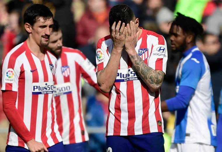 Los jugadores de Atlético de Madrid se lamentan. Foto: AFP