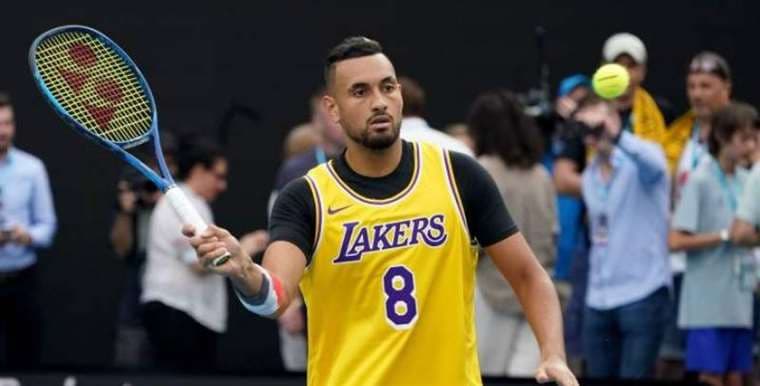 El australiano hizo el precalentamiento con la camiseta 8 de Los Angeles Lakers, que utilizaba el fallecido Kobe Bryant. Foto. Internet 
